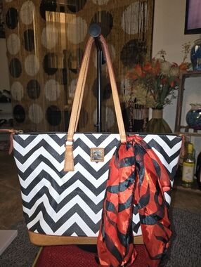 🦆Dooney & Bourke Black & White Chevron Tote with Red Interior & Accent Scarf